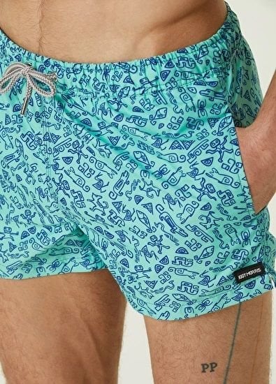 Larry Yeşil Beli Kordonlu Figür Desenli Deniz Şortu